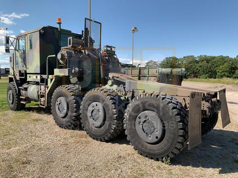 Oshkosh M1070 HET 8X8 Tractor Winch Truck